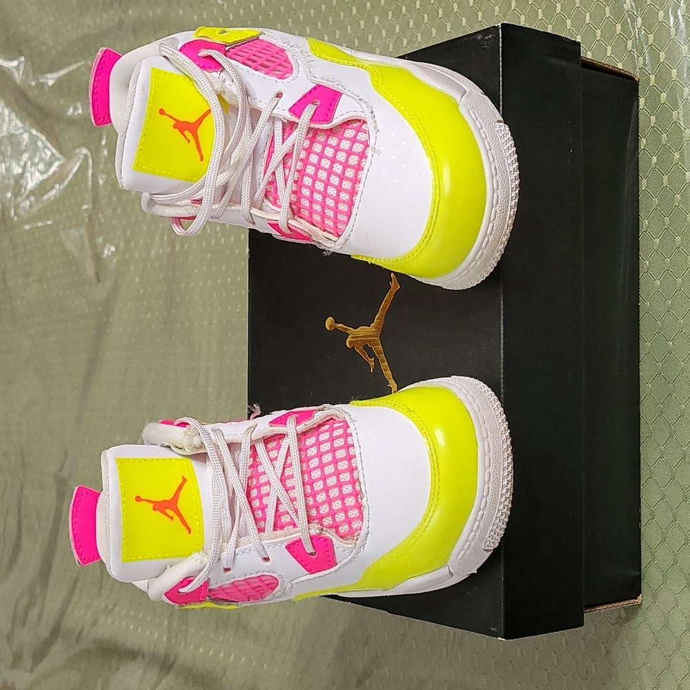Toddler girl Jordan 4 Retro size 9